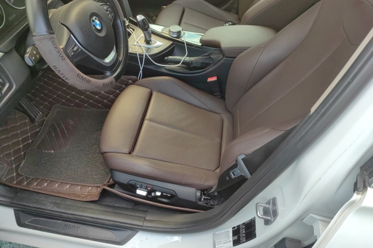 BMW 3 Series 2019 car image #20