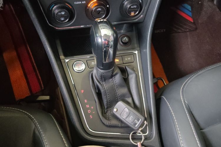 Volkswagen Gran Lavida 2018 immagine di auto #20