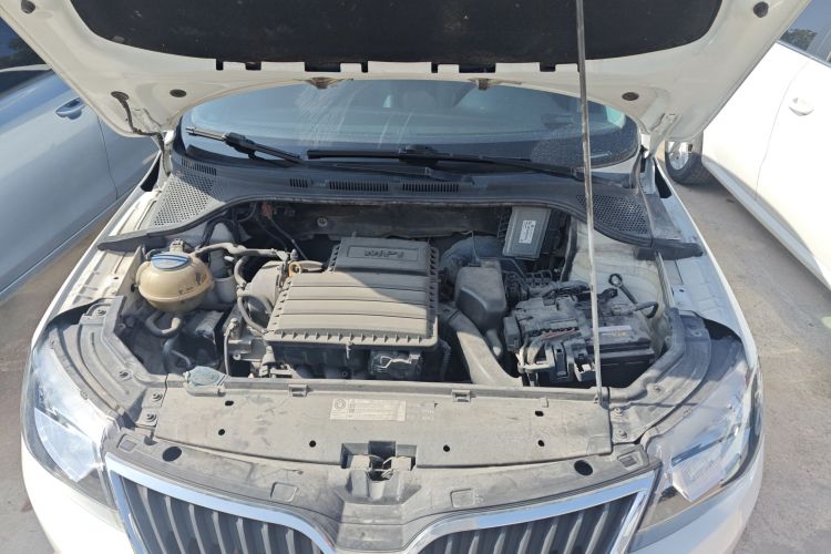 Skoda Rapid 2017 car image #20
