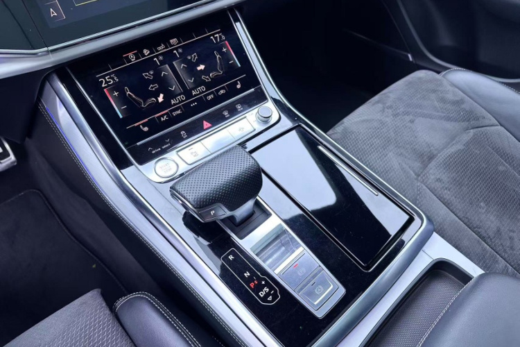 Audi Q8 2019 car image #20