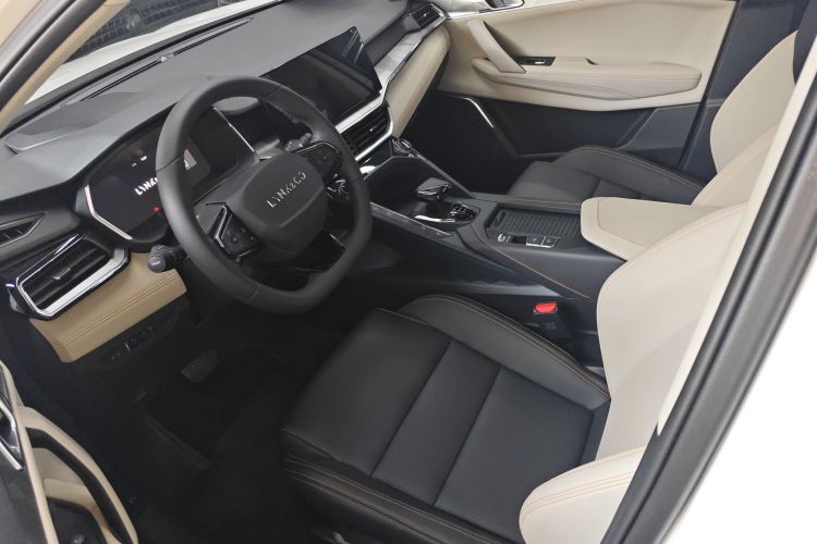 Lynk & Co 06 EM-P 2025 car image #20