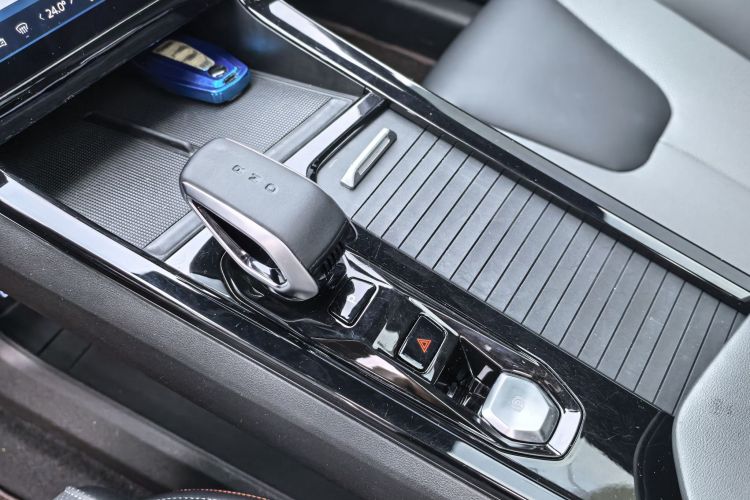 GEELY Boyue 2023 car image #20