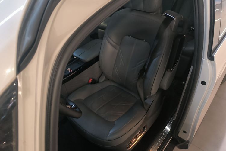 极氪 极氪MIX 2024 汽车图片 #20