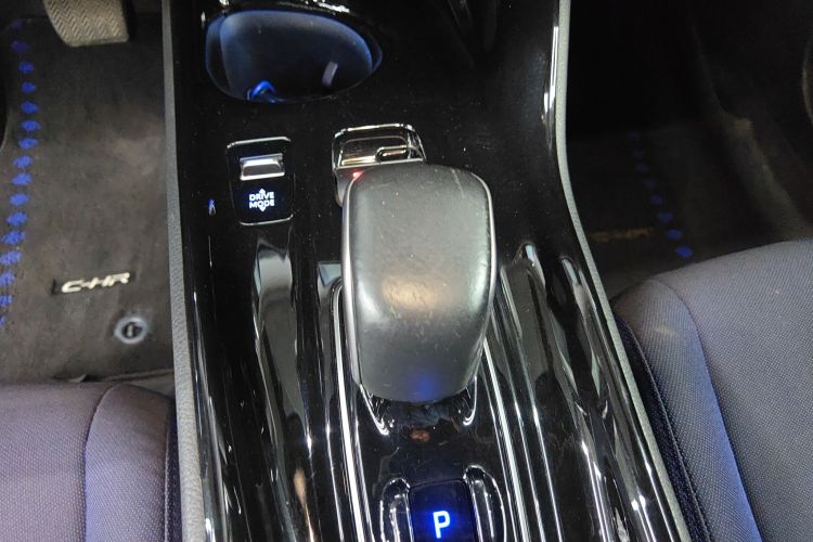 Toyota C-HR EV 2021 изображение автомобиля #20