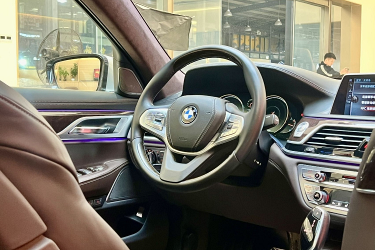 BMW 7 Series 2018 car image #20