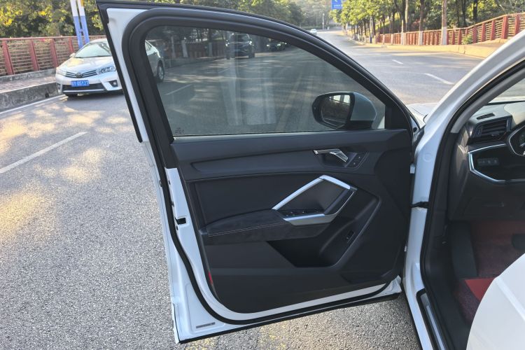 Audi Q3 2019 car image #20