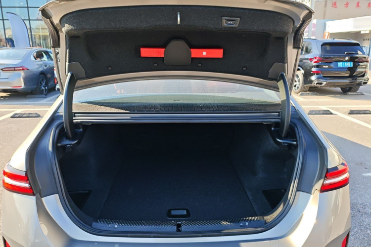 BMW i5 2025 car image #20