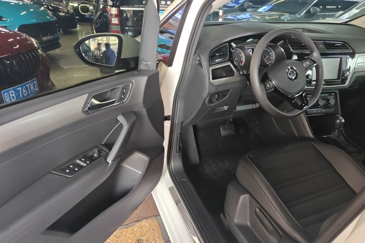 Volkswagen Touran 2019 #20 Volkswagen Touran 2019 car image #20