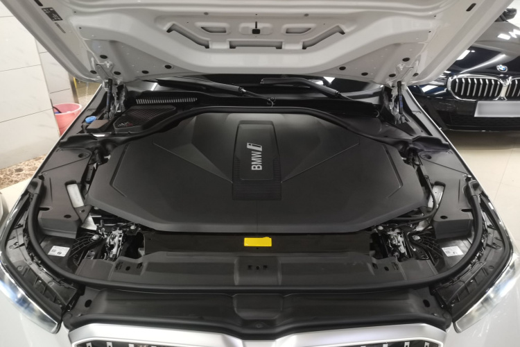 BMW i5 2025 car image #20