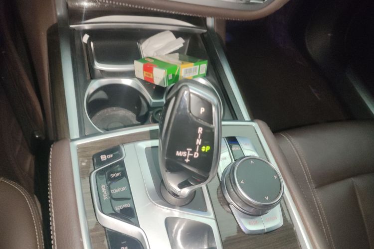 BMW 7 Series 2018 car image #20