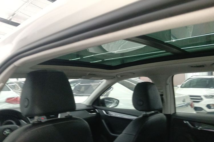 Skoda Octavia 2018 car image #20