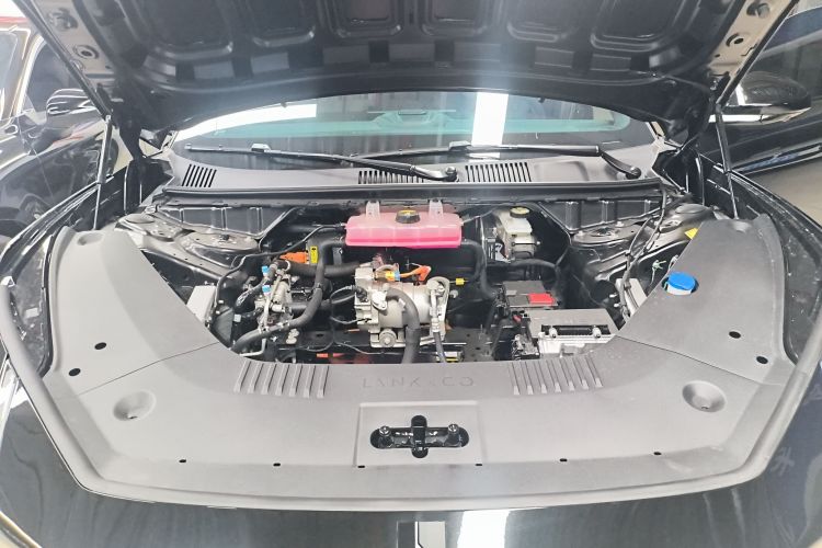 Lynk & Co 2025 car image #20