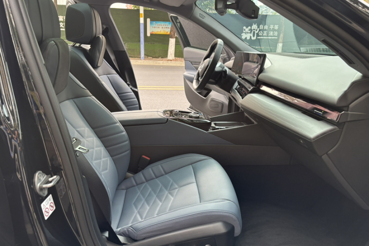 BMW i5 2024 car image #20