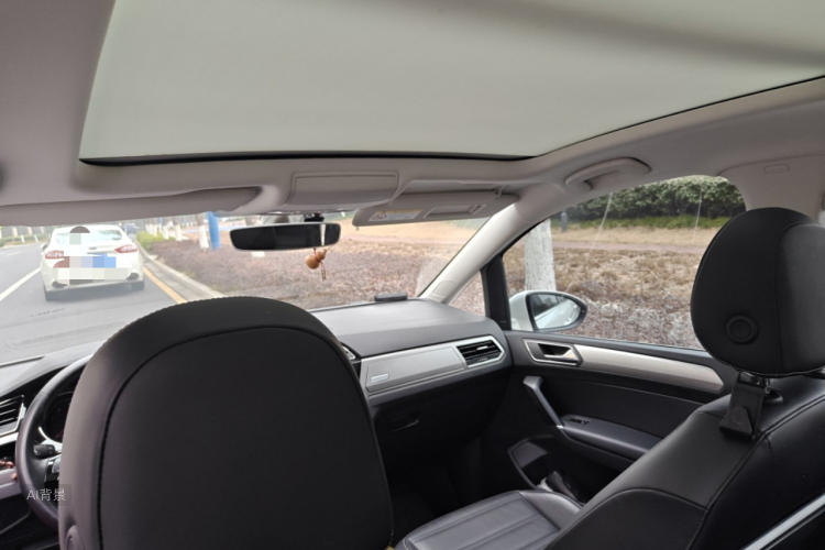 Volkswagen Touran 2021 car image #20