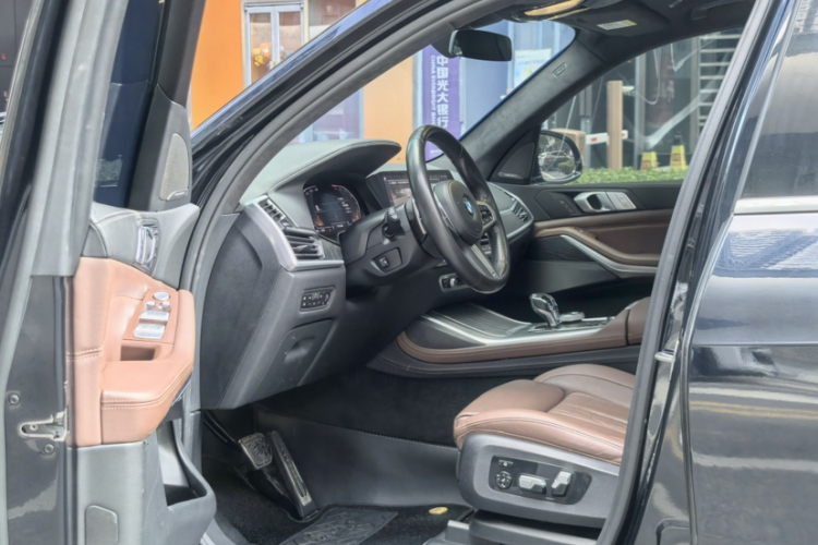 BMW X7 2020 car image #20