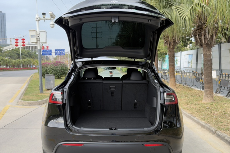 Tesla Model Y 2023 car image #20