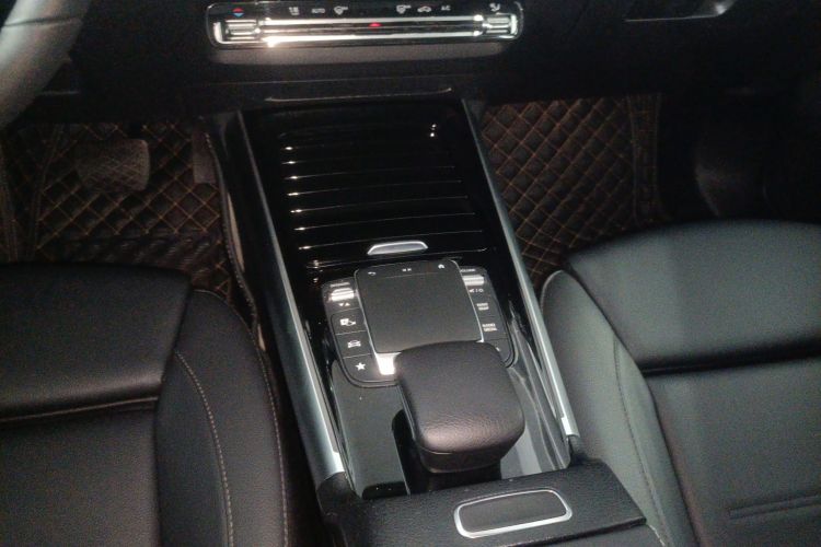 Mercedes-Benz GLA Class 2023 immagine di auto #20