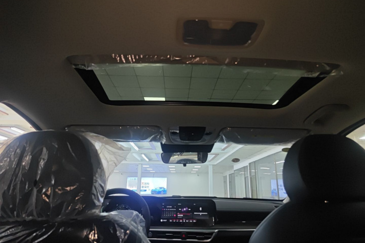 Kia K5 2025 car image #20