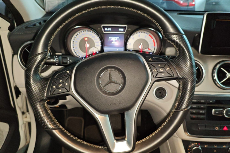 Mercedes-Benz GLA Class 2015 immagine di auto #20