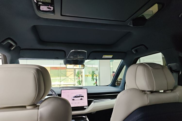 Zeekr 009 2025 car image #20