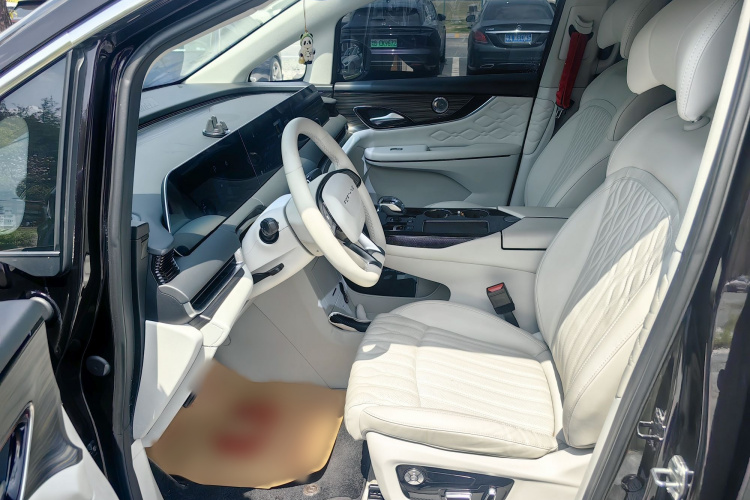 Forthing V9 2024 immagine di auto #20