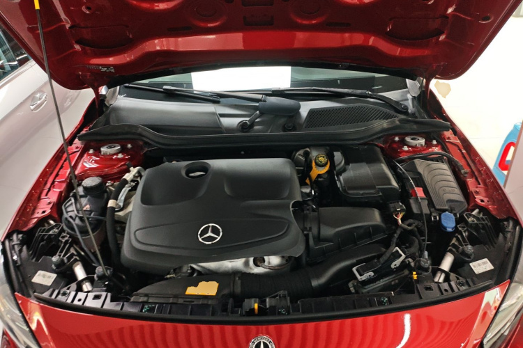 Mercedes-Benz GLA Class 2018 immagine di auto #20