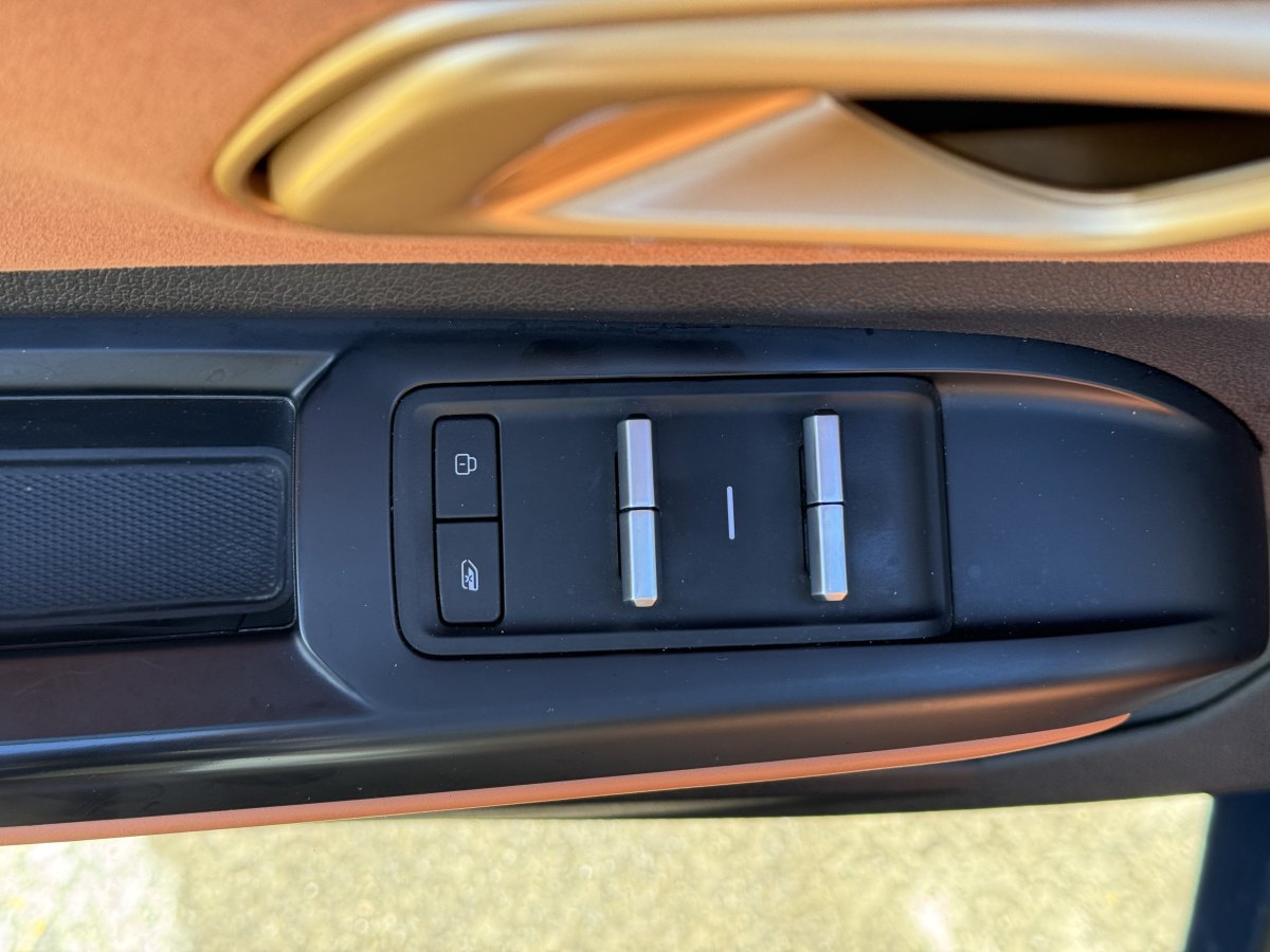 哪吒汽车 哪吒X 2024 汽车图片 #20