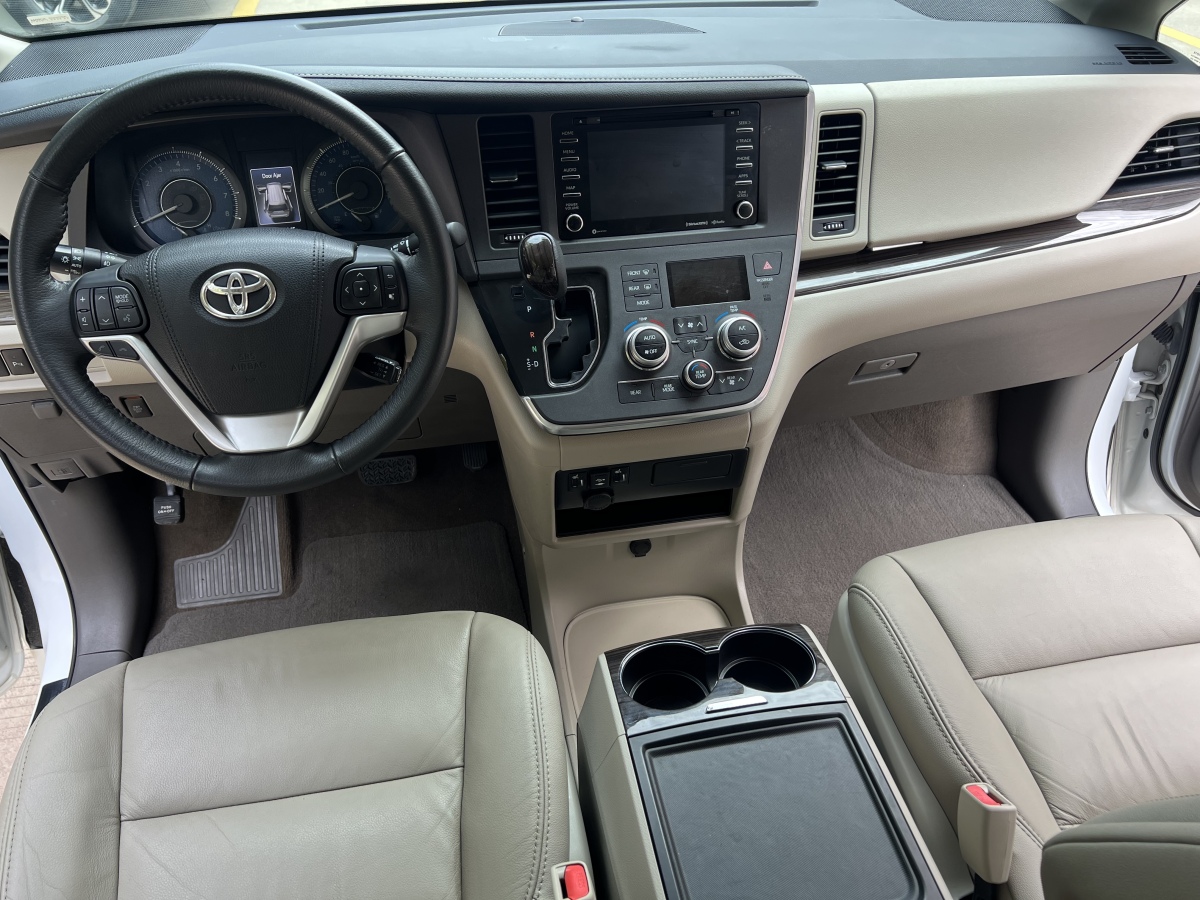 Toyota SIENNA 2018 #20 Toyota SIENNA 2018 car image #20