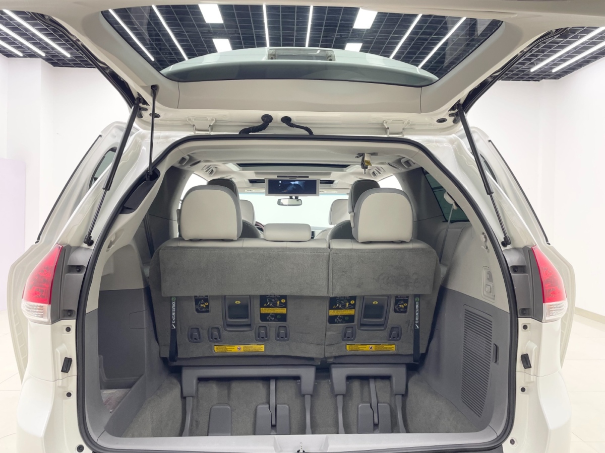 Toyota SIENNA 2010 car image #20