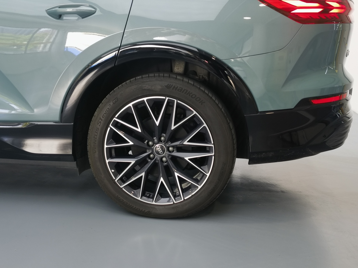 Audi Q5 e-tron 2023 صورة سيارة #20