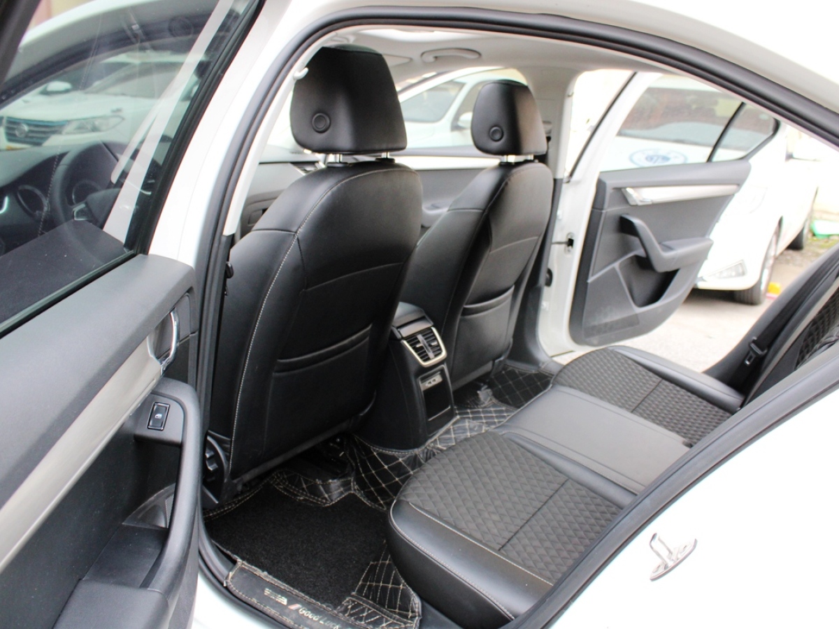 Skoda Octavia 2020 car image #20