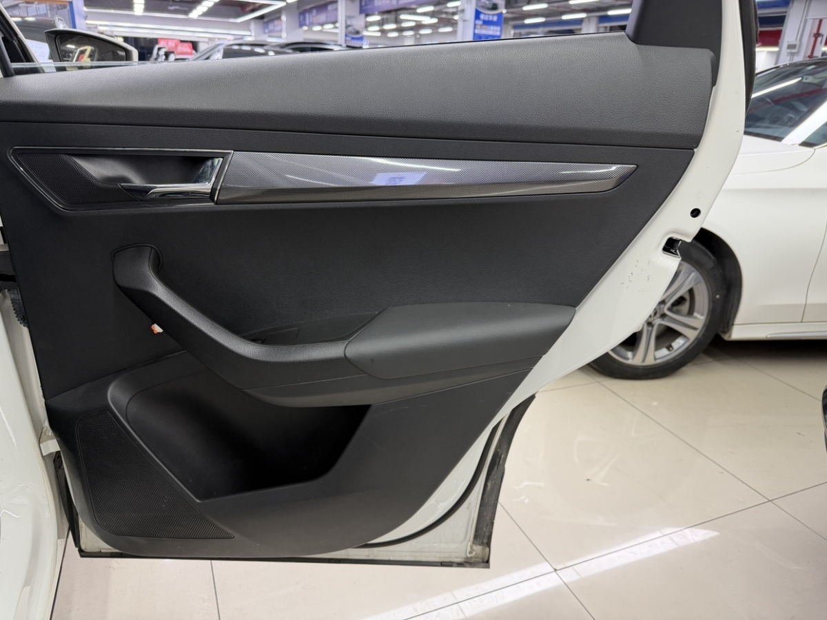 Skoda Karoq 2019 изображение автомобиля #20