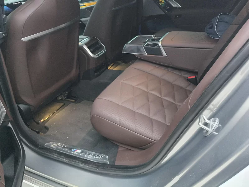 BMW i7 M70L 2023 car image #20