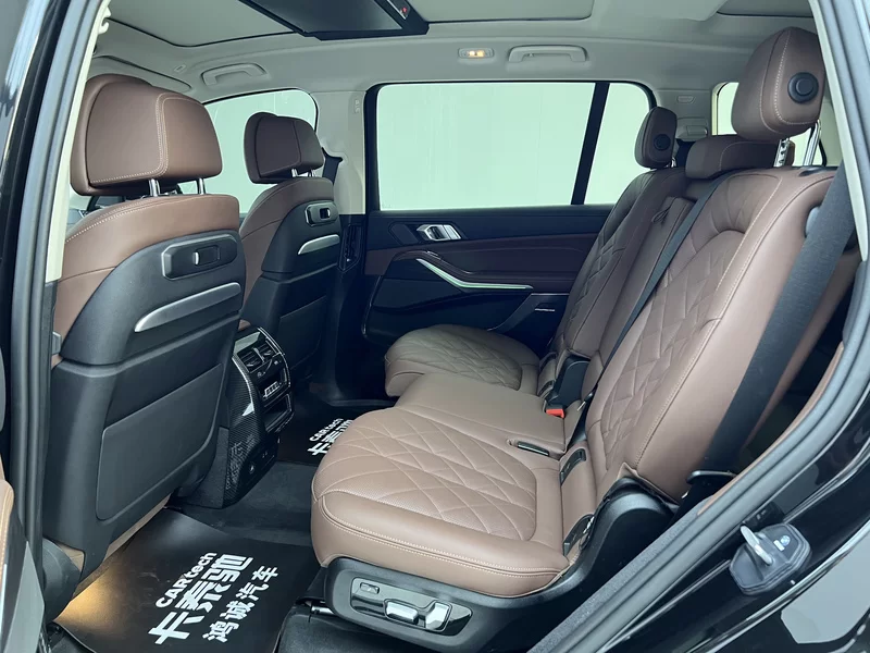 BMW X7 M60i 2023 car image #20