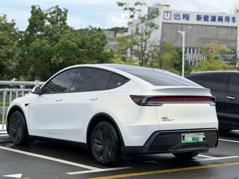 Tesla Model Y 2025 #9 Tesla Model Y 2025 car image #9