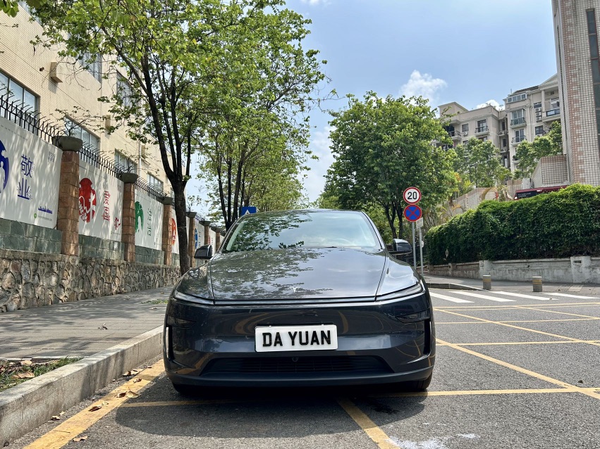 Tesla Model Y 2025 #2 Tesla Model Y 2025 car image #2