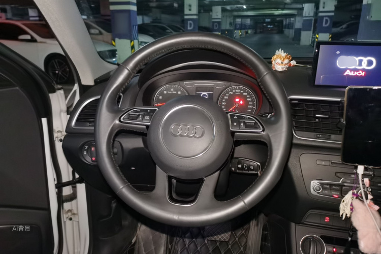 Audi Q3 2019 car image #12