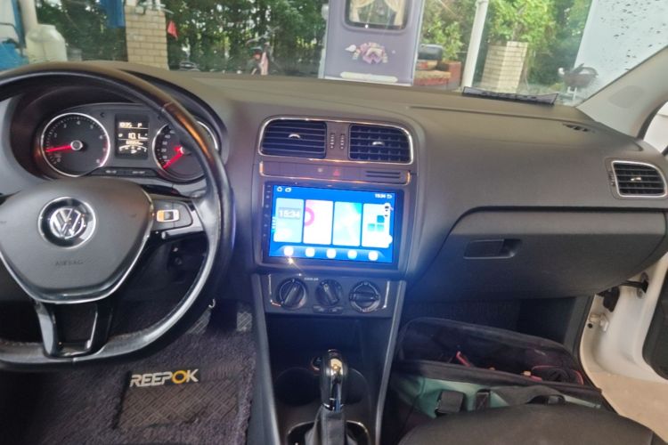 Volkswagen Polo 2016 car image #13