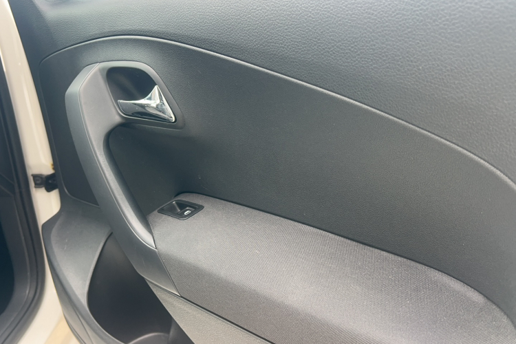 Volkswagen Polo 2016 car image #29