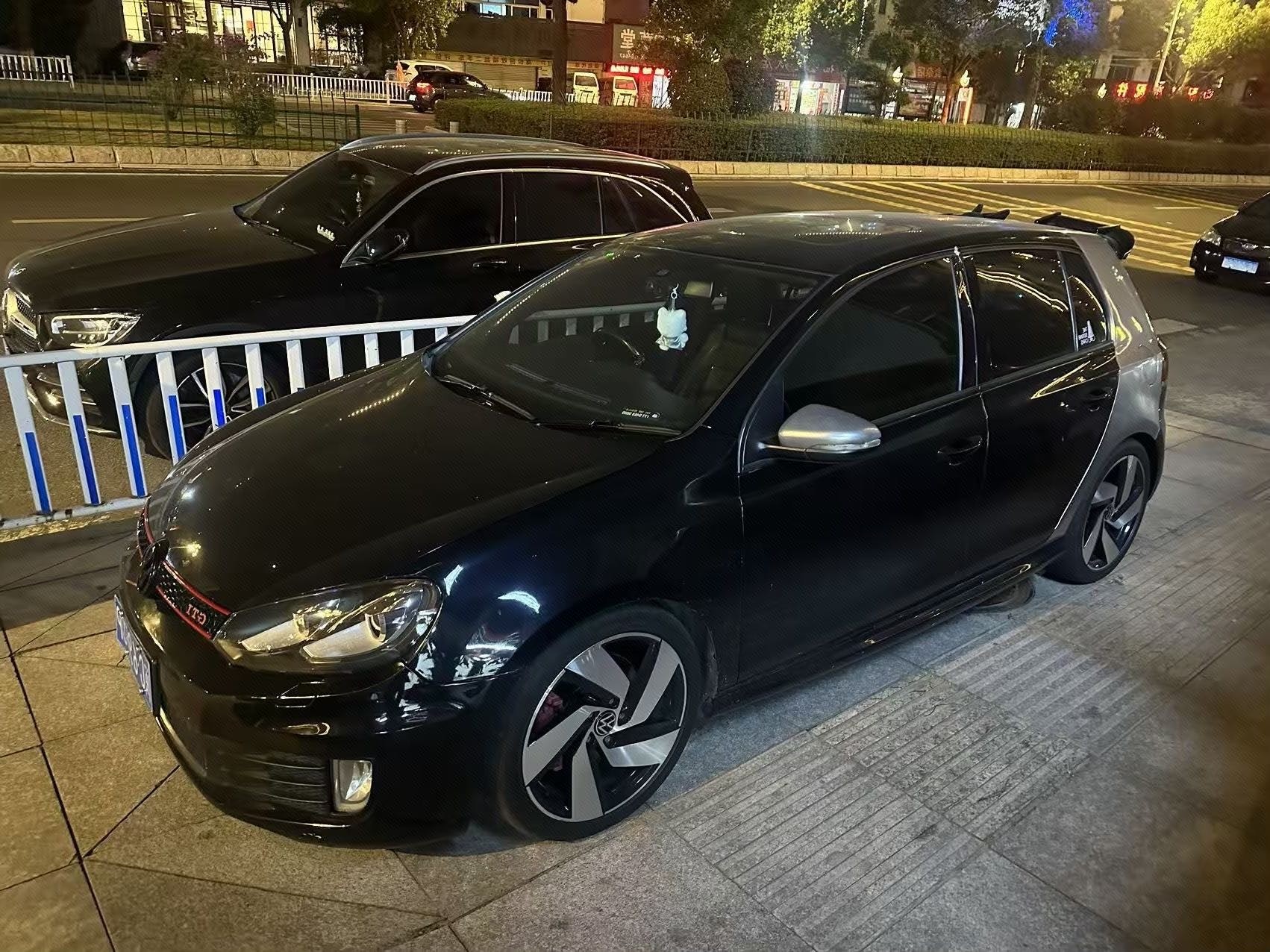 Volkswagen GolfGTI 2011 car image 
