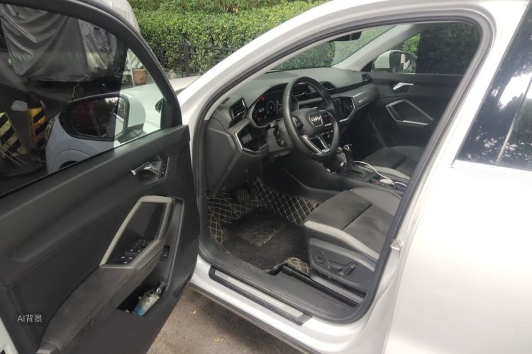 Audi Q3 2020 car image #18