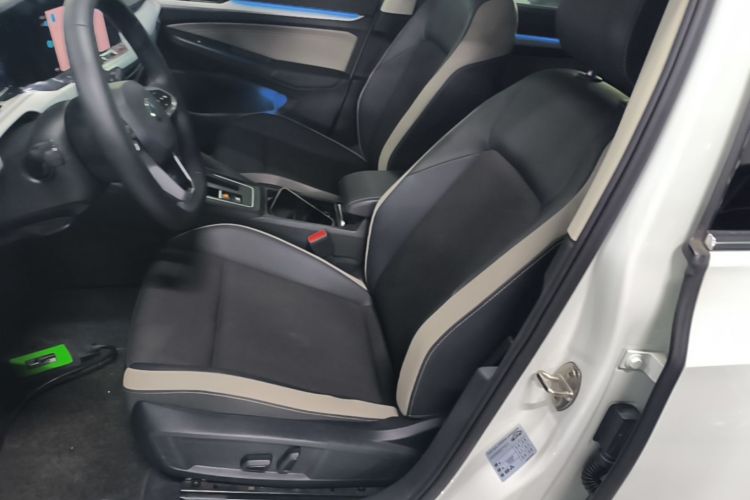 Volkswagen Golf 2023 car image #19