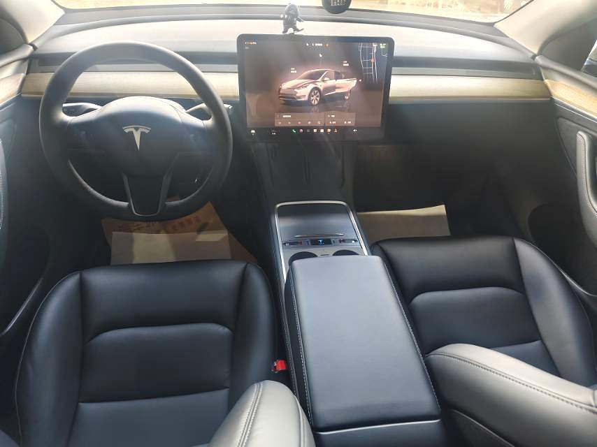 Tesla Model Y 2023 car image #4