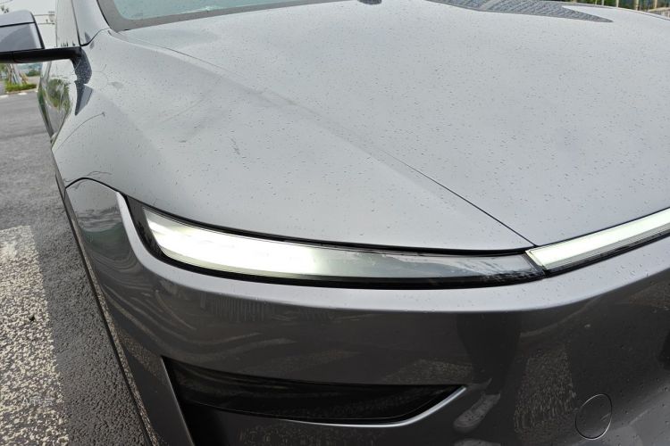 Tesla Model Y 2025 #8 Tesla Model Y 2025 car image #8
