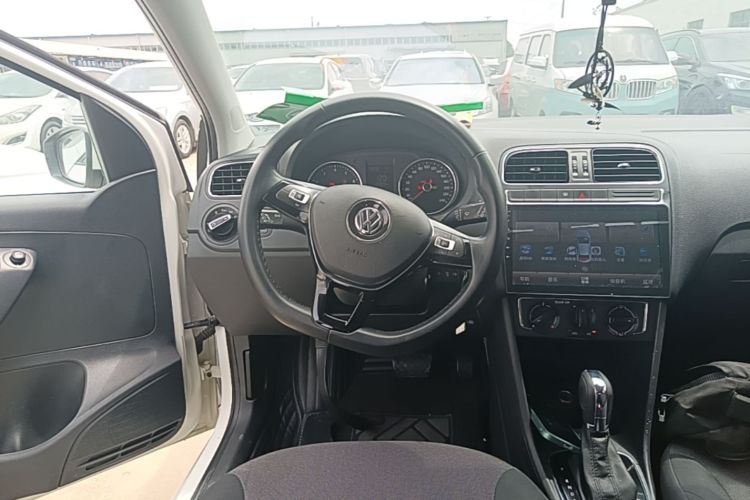 Volkswagen Polo 2017 car image #11