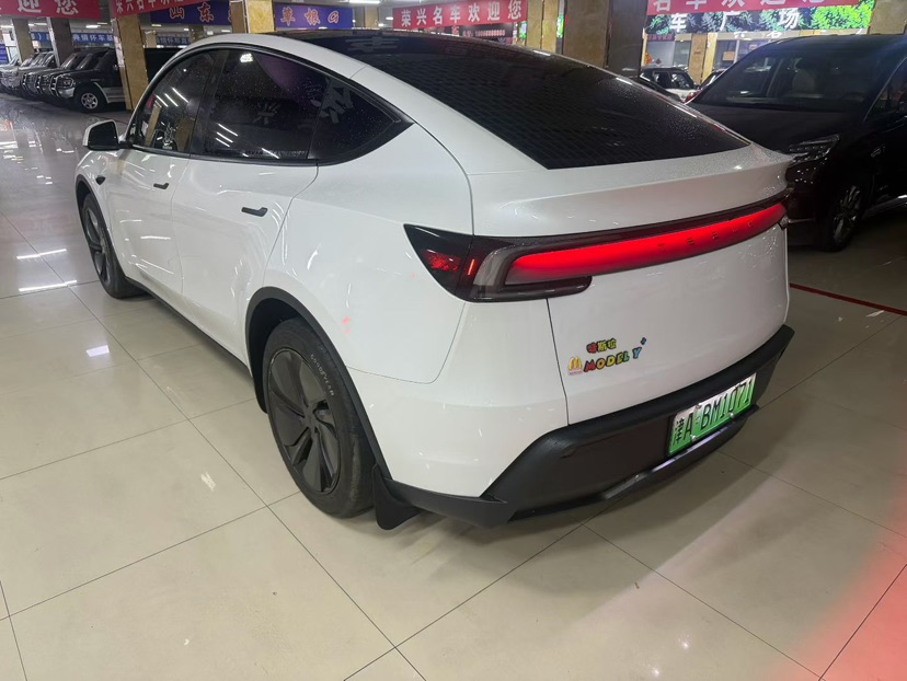 Tesla Model Y 2025 #7 Tesla Model Y 2025 car image #7