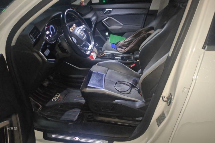 Audi Q3 2020 car image #17
