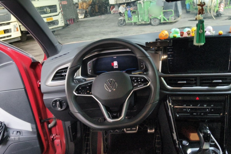 Volkswagen T-Roc 2023 car image #12
