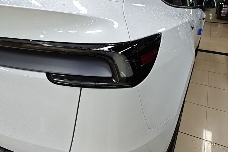 Tesla Model Y 2026 immagine di auto #8