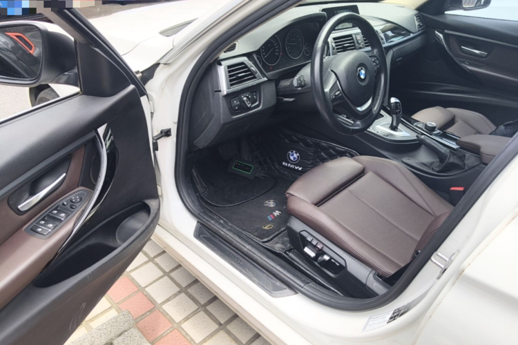 BMW 3 Series 2018 car image #16
